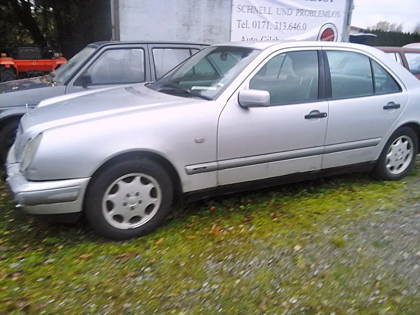 Mercedes-Benz E 200 Automatik CLASSIC/ Alu+Klima+Tempomat+met/o.TÜV Silber - 2