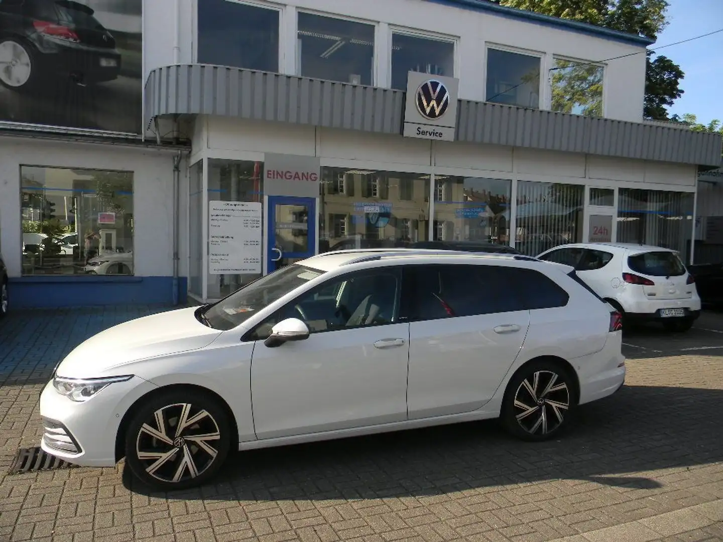 Volkswagen Golf VIII Variant Active 1,5 TSI 6 GANG AHK,STH Weiß - 1