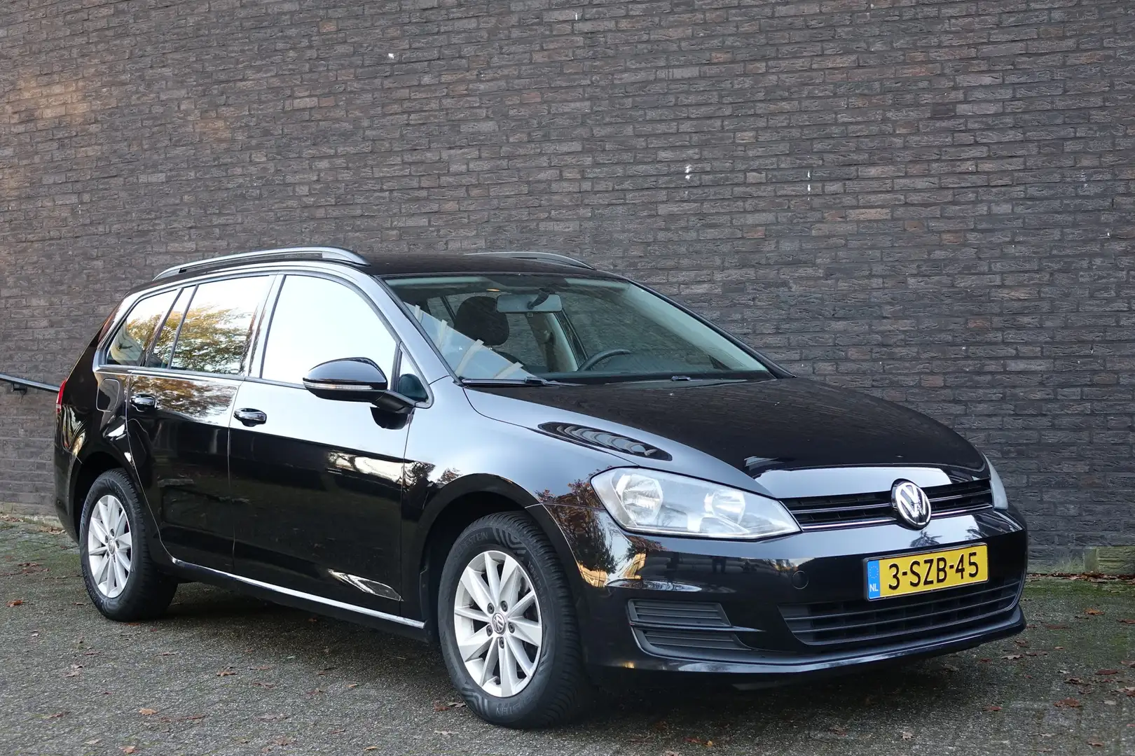 Volkswagen Golf Variant 1.2 TSI Trendline, navigatie, allseason banden, ke Zwart - 2