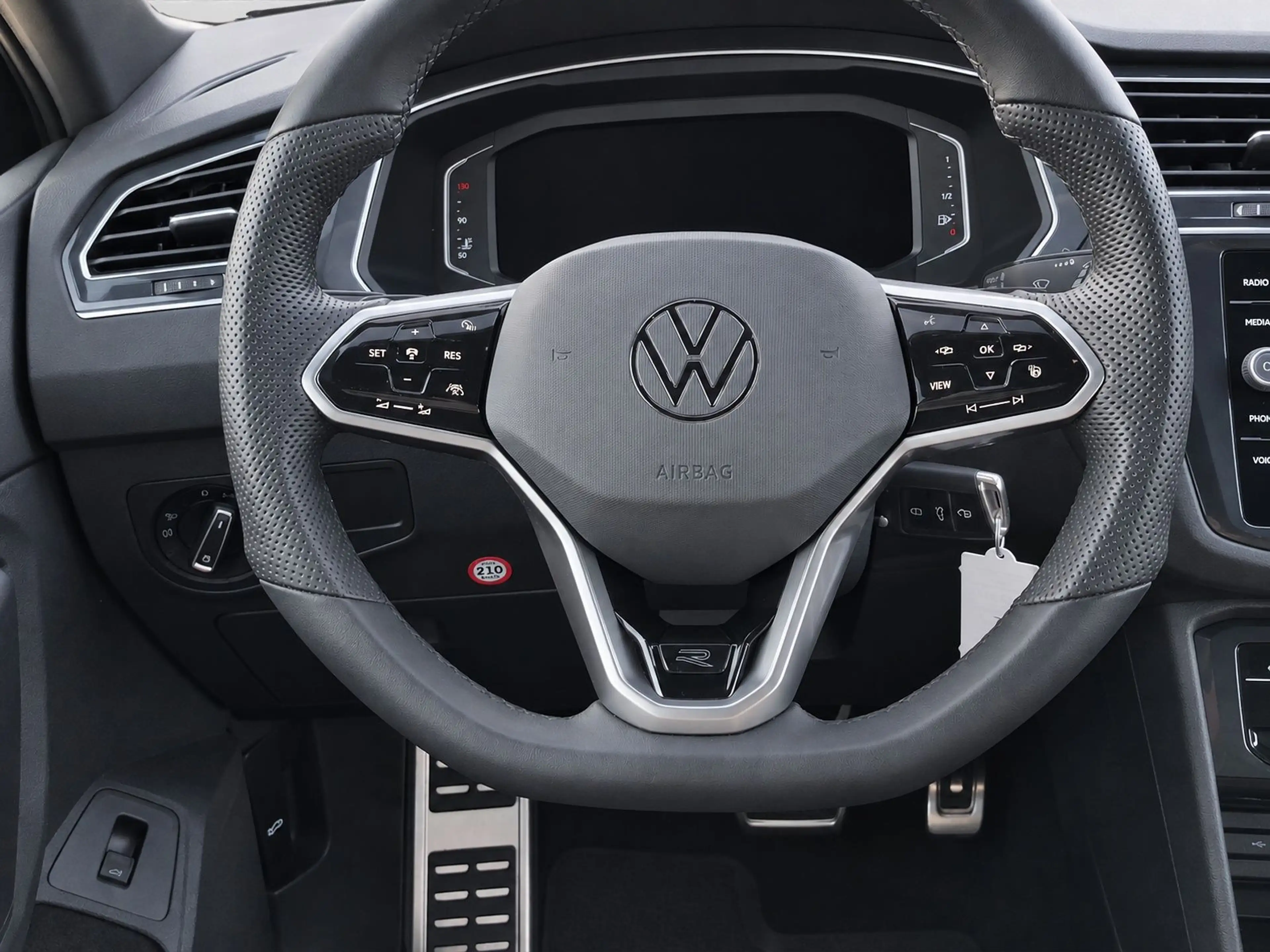 Volkswagen Tiguan 2.0 TDI DSG 4M R-LINE AHK LM19 APP-CON — photo 15