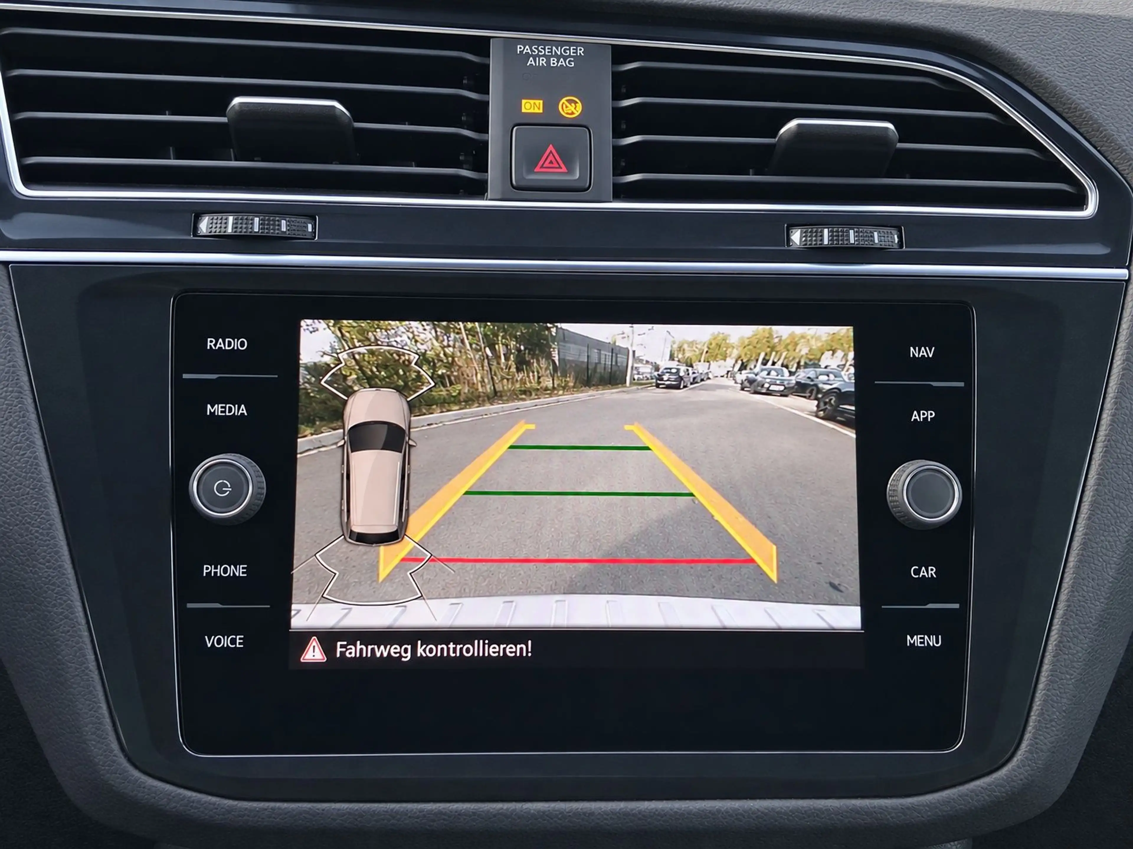 Volkswagen Tiguan 2.0 TDI DSG 4M R-LINE AHK LM19 APP-CON — photo 8
