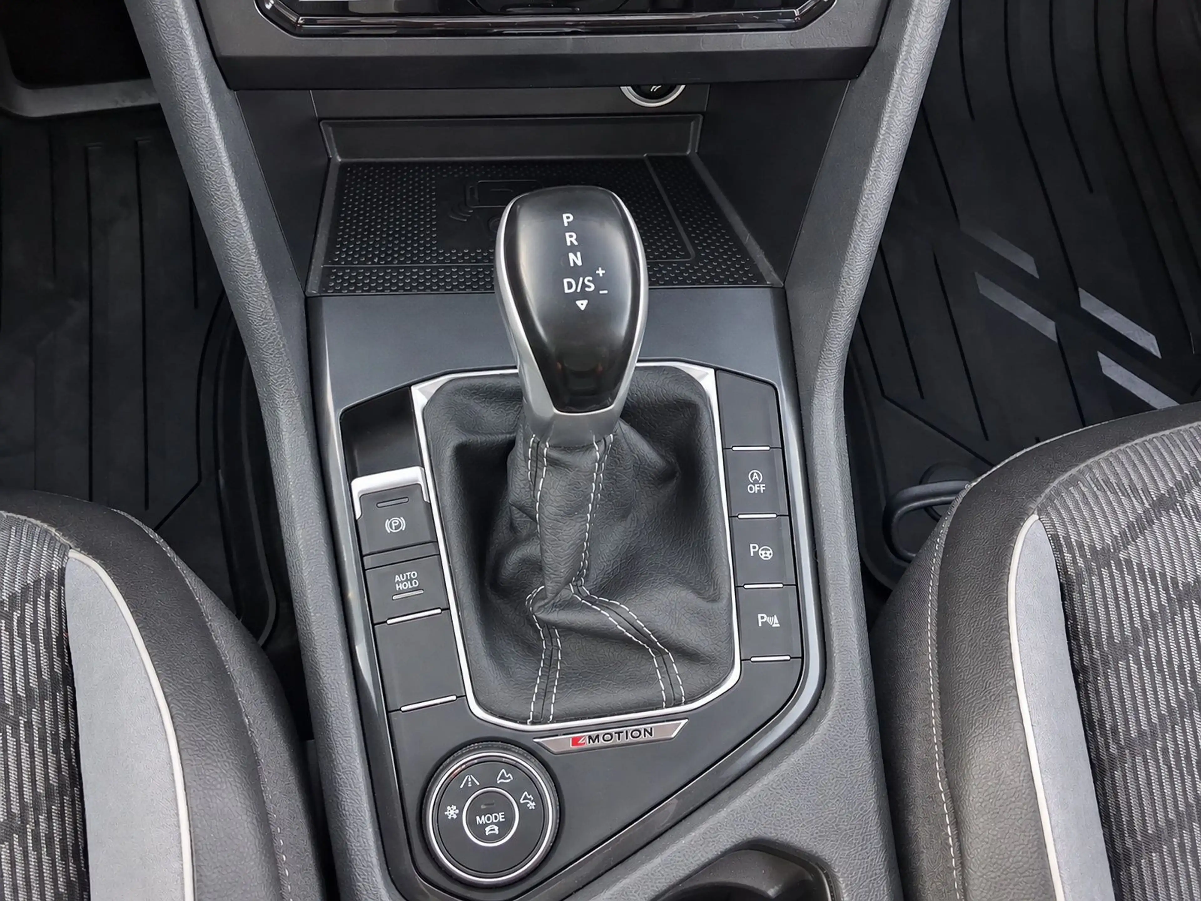 Volkswagen Tiguan 2.0 TDI DSG 4M R-LINE AHK LM19 APP-CON — photo 7