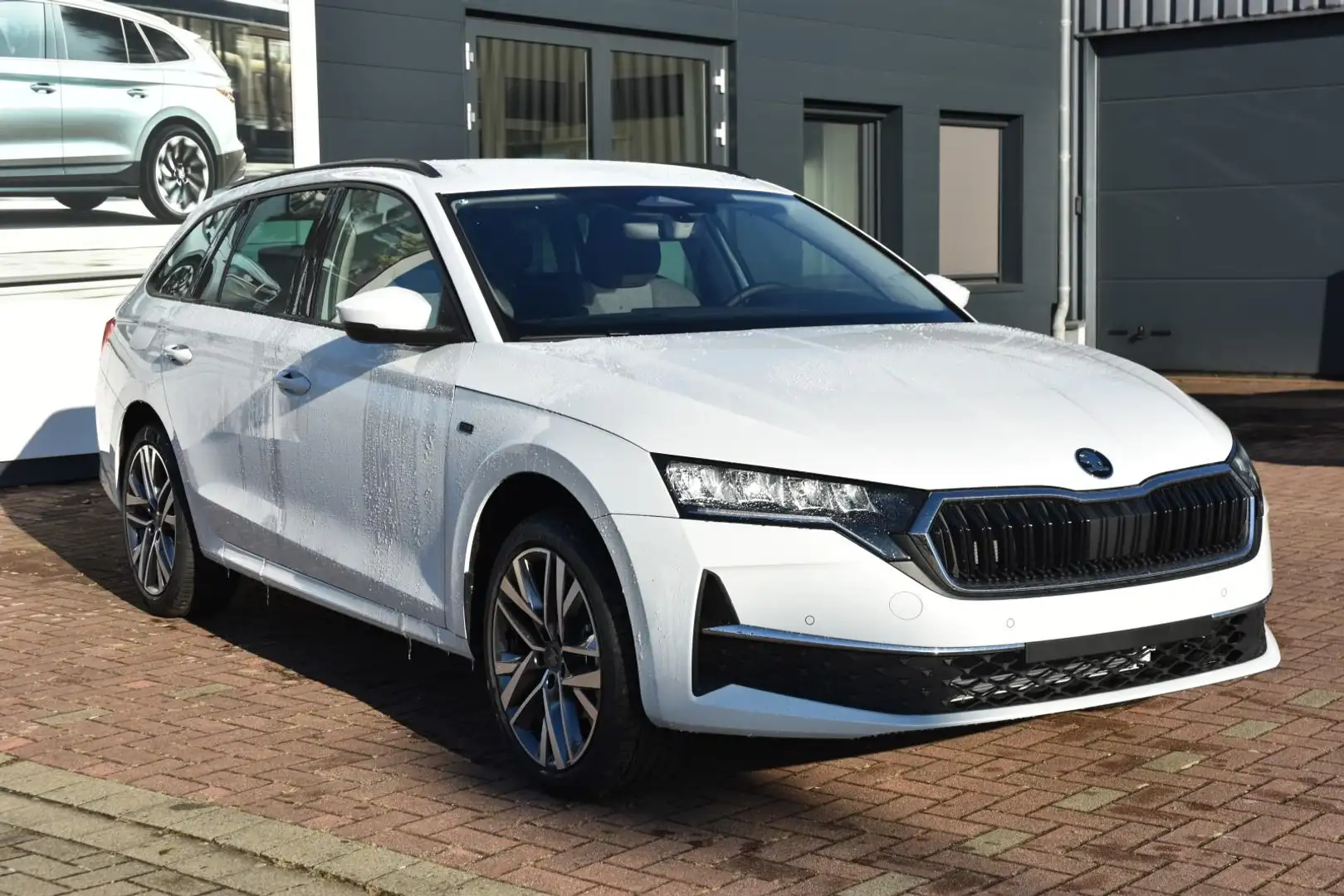 Skoda Octavia Combi 1.5 TSI Tour*Navi*LED*AHK*Winter+* Weiß - 1