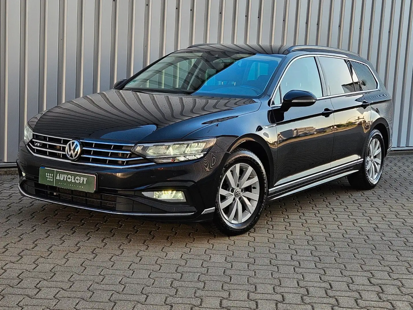 Volkswagen Passat Variant TDI DSG R-Line AHK|LED|CAM|ACC Zwart - 1