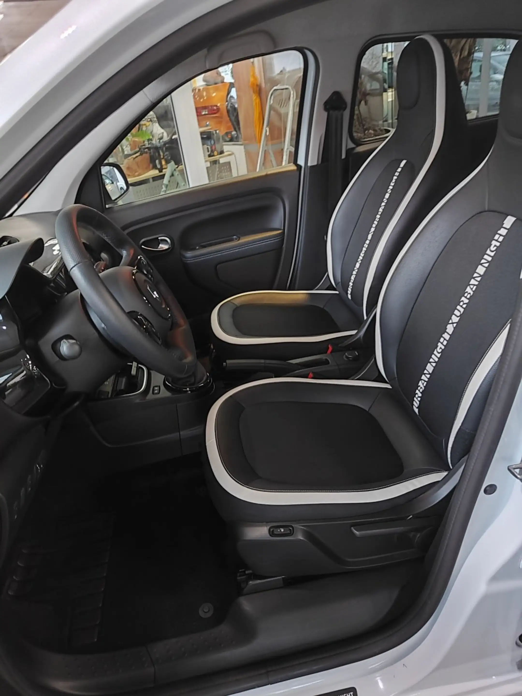 Renault Twingo Urban Night — photo 10
