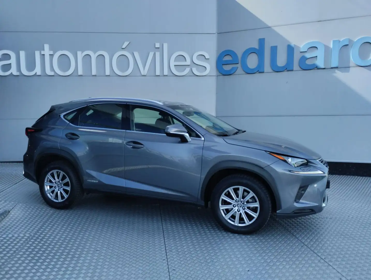 Lexus NX 300h 2.5 Business 2WD Gris - 1