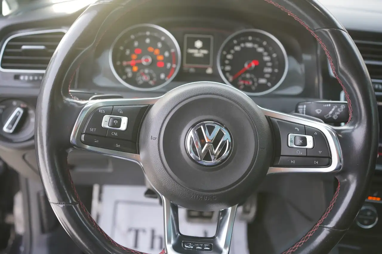 Volkswagen Golf GTI снимка Volkswagen Golf GTI