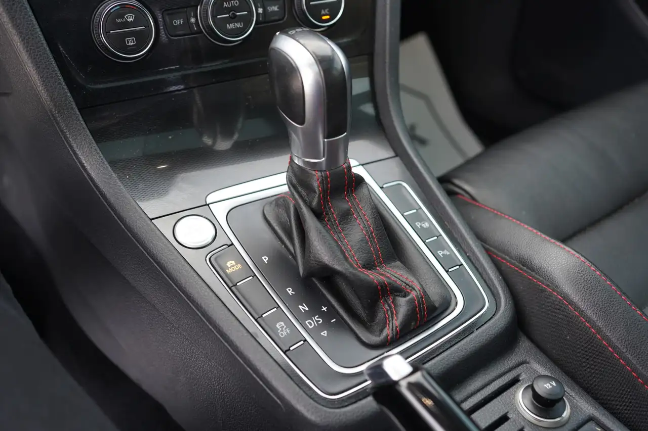 Volkswagen Golf GTI снимка Volkswagen Golf GTI