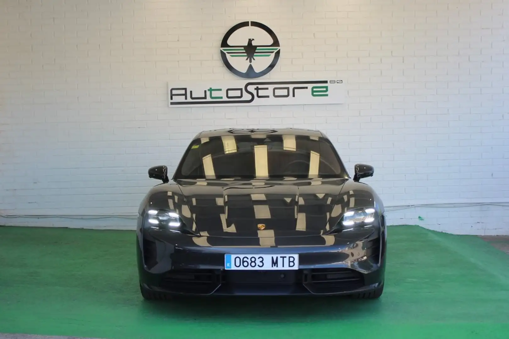 Porsche Taycan Turbo S Grau - 2