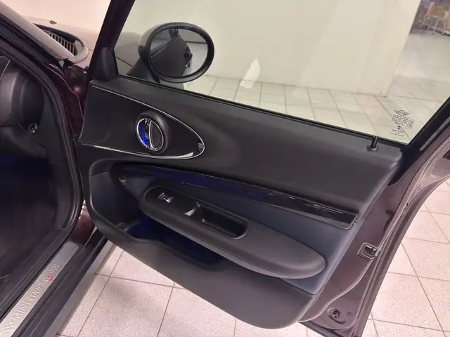 Mini Hatch view 11