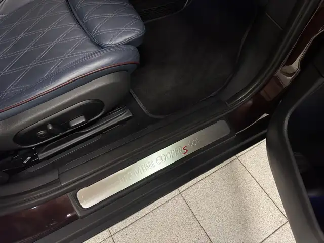 Mini Hatch view 14