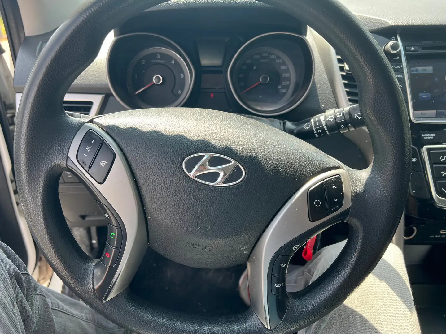 Hyundai i30 blue Kombi 1.6 CRDi Classic Navigation Weiß - 2