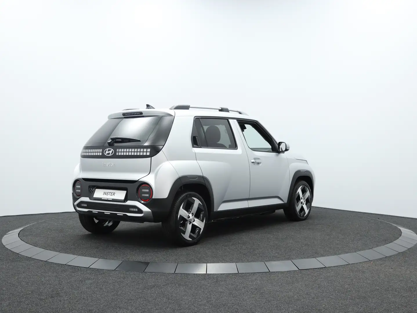 Hyundai Inster Electric 49 kWh Evolve Automaat (Aero Silver Matte Grijs - 2