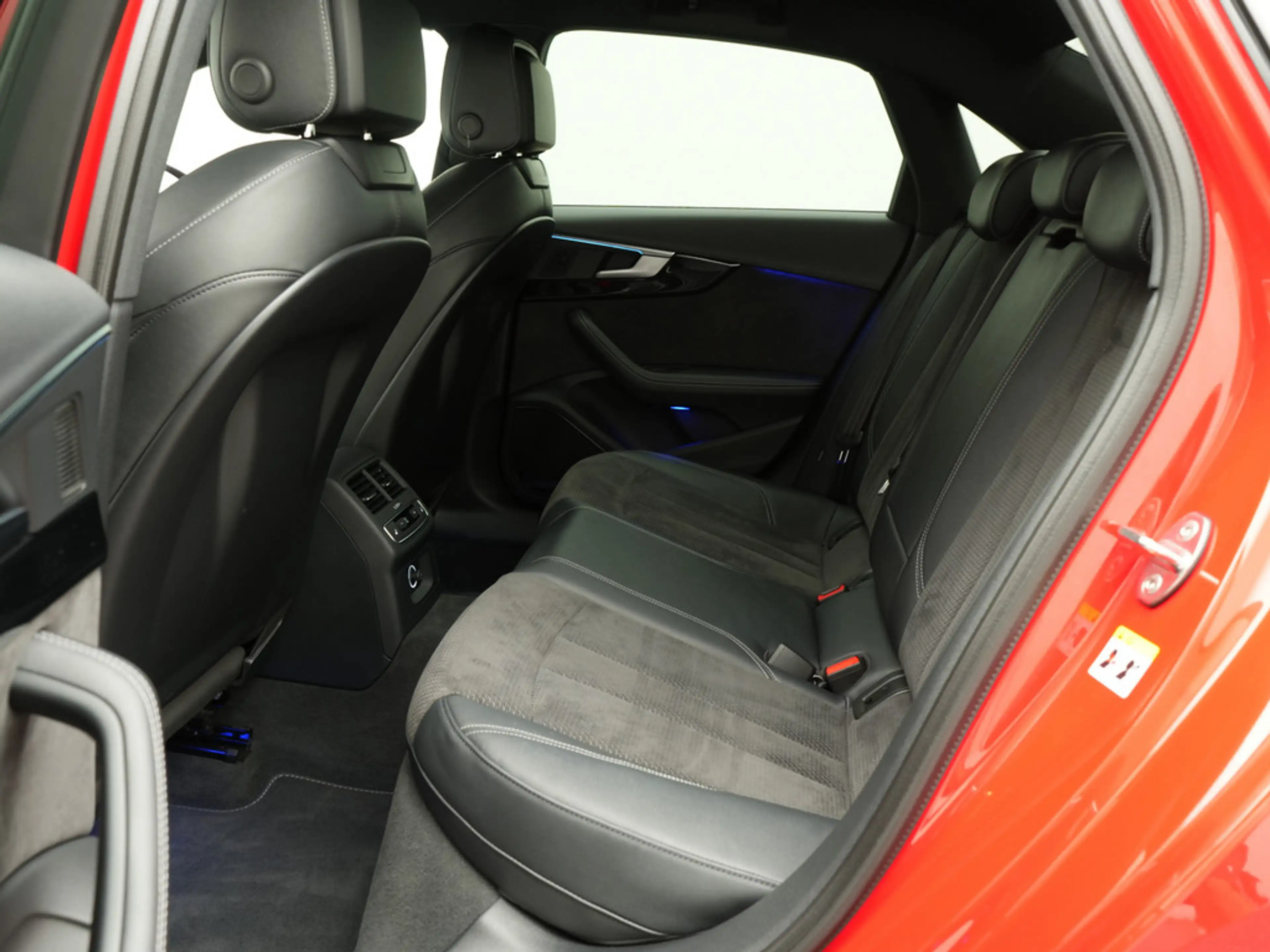 Audi A4 quattro S line ACC AHK NAVI B&O 360° KAM — photo 13