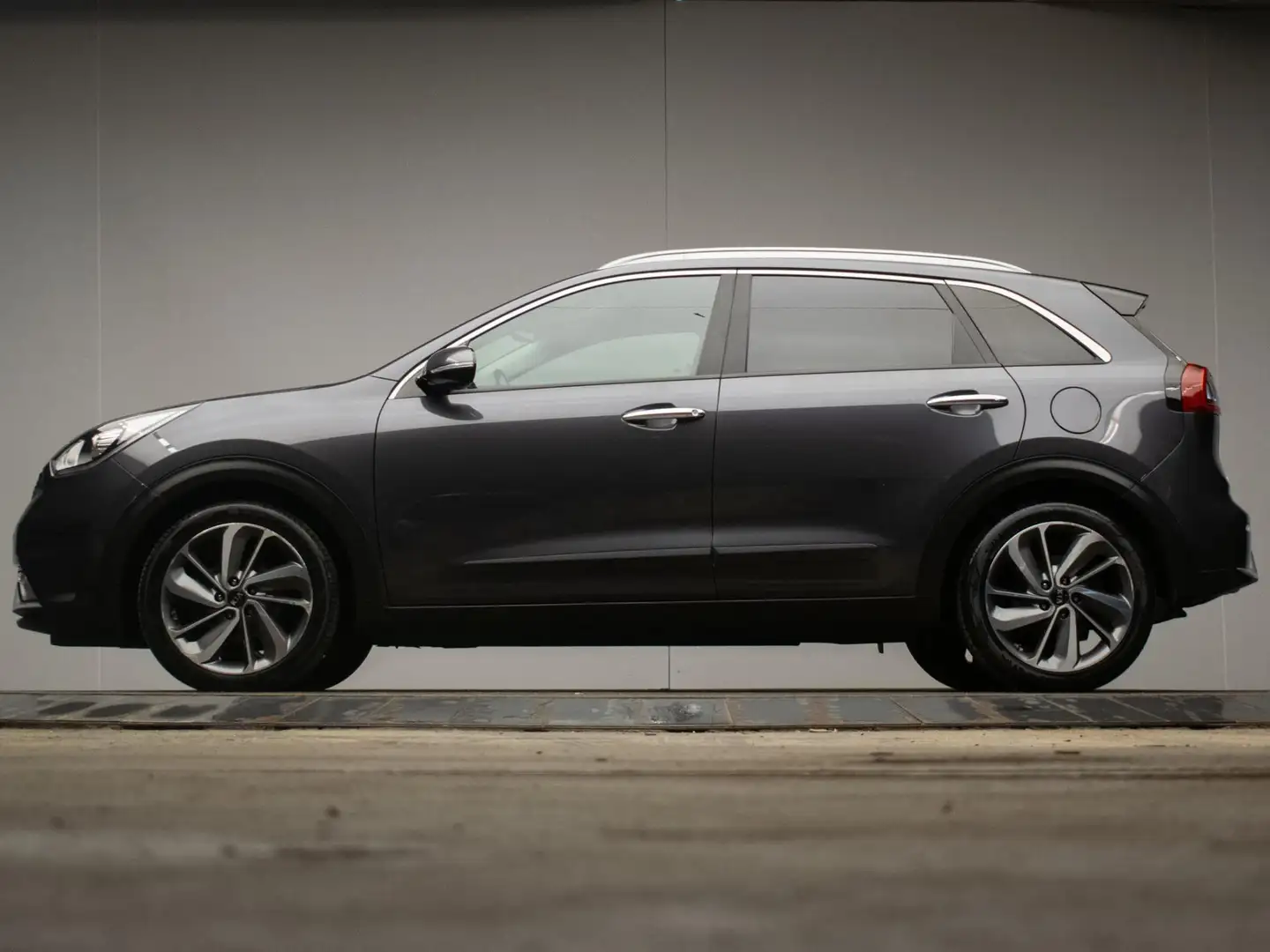 Kia Niro 1.6 GDi Hybrid Edition Sport (SCHUIFDAK,APPLE CARP Grijs - 1