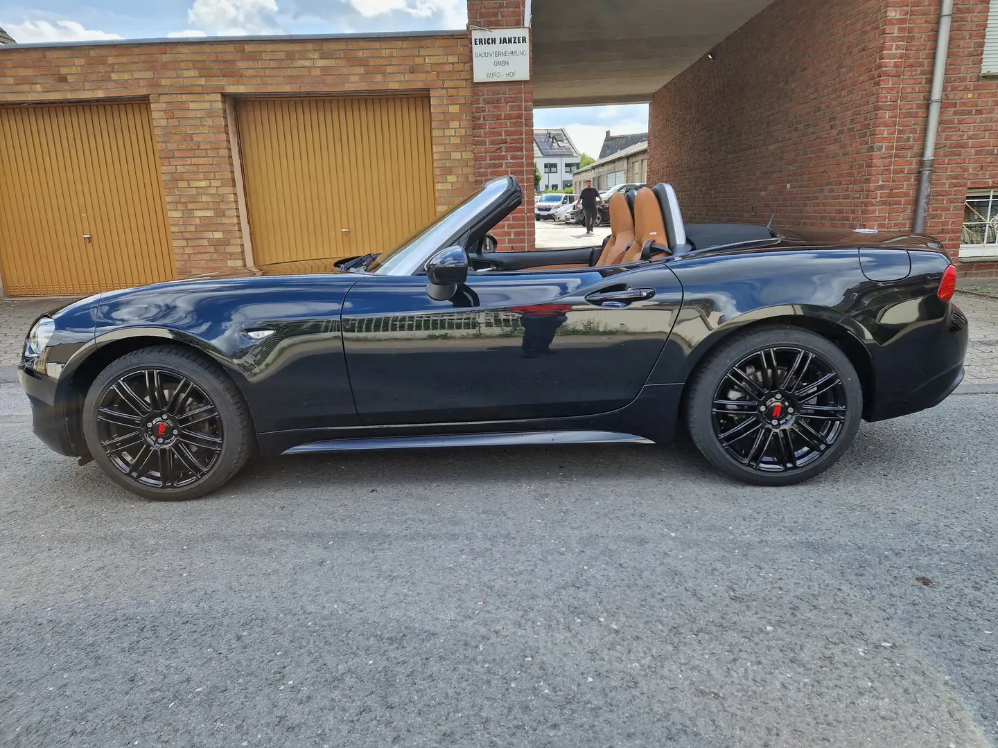 Fiat 124 Spider Lusso/3Jahre Garantie/TÜV+Inspekt neu/Mazda MX5 Schwarz - 1