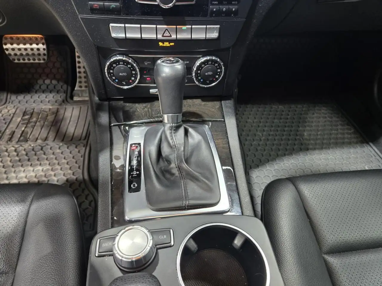 Mercedes-Benz C-Class снимка Mercedes-Benz C-Class