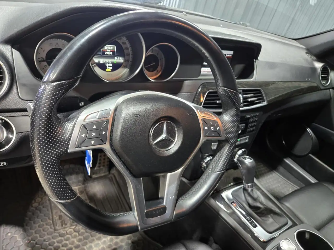 Mercedes-Benz C-Class снимка Mercedes-Benz C-Class