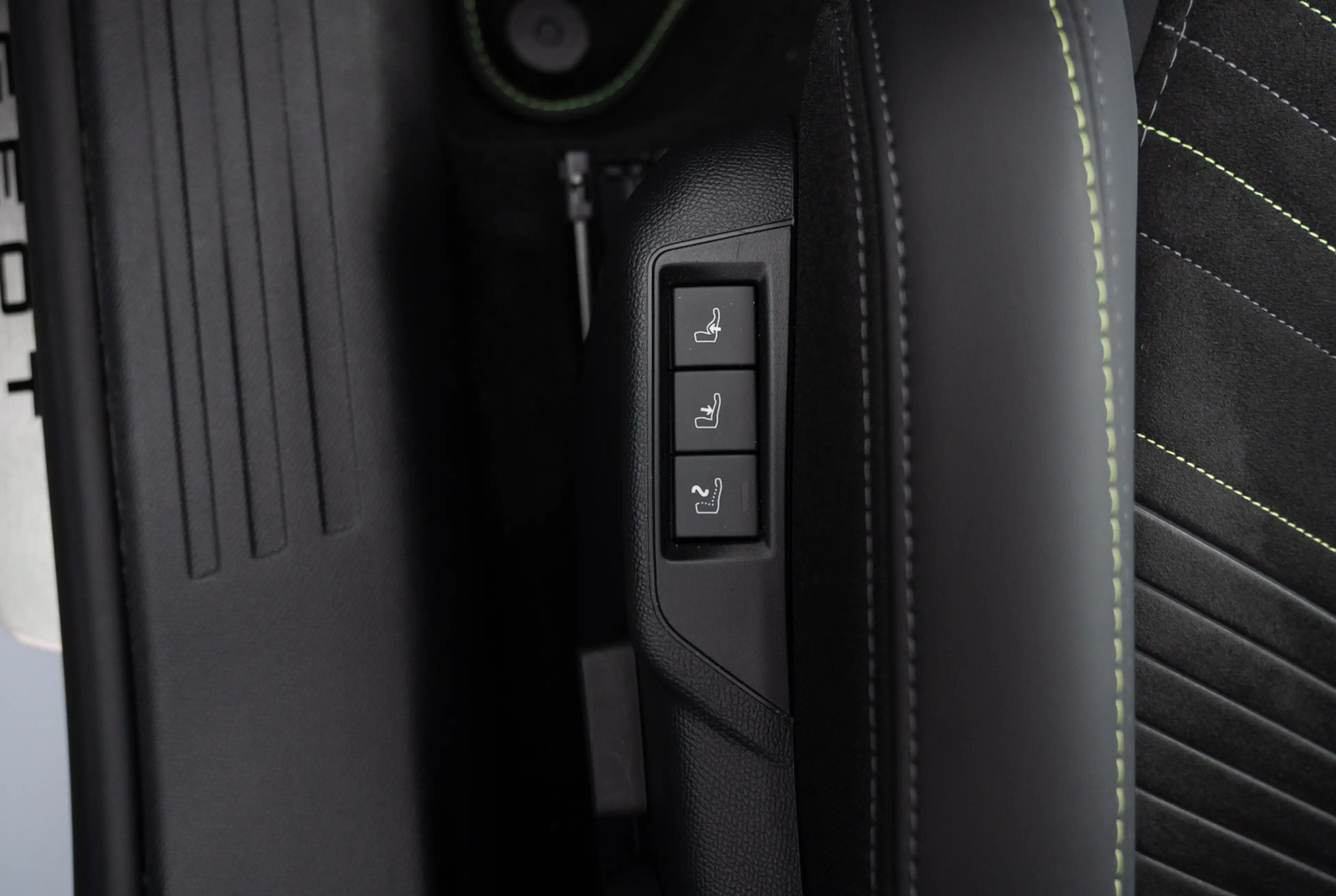 Peugeot 2008 GT HYBRID 145 e-DSC6 — photo 9