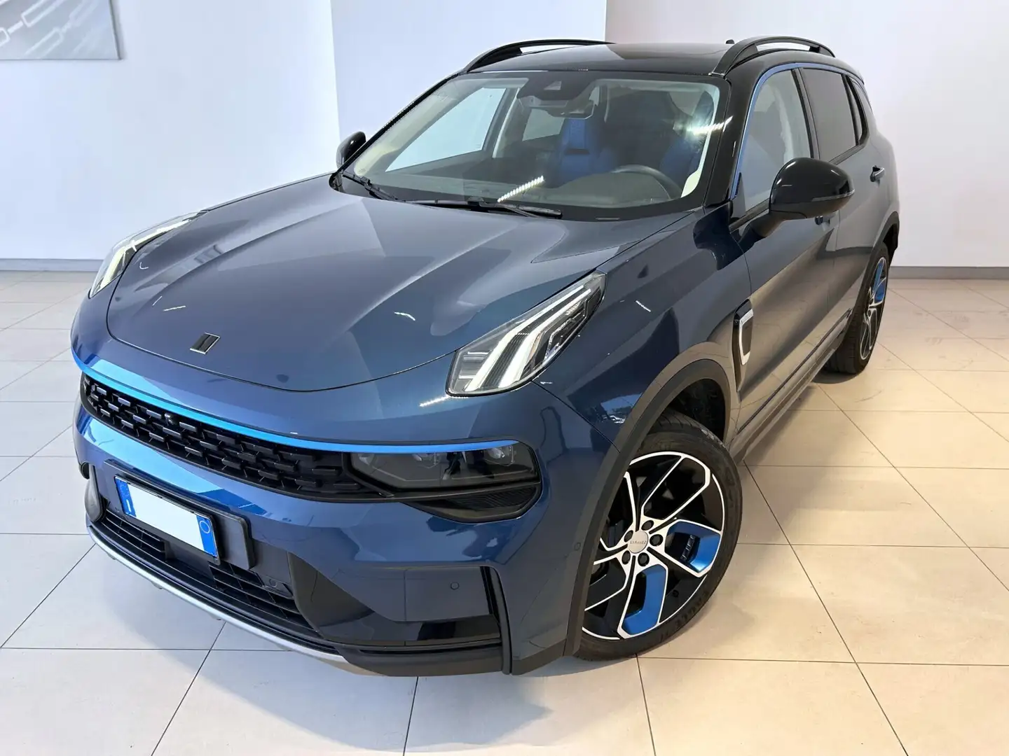 Lynk & Co 01 01 PHEV Blau - 1