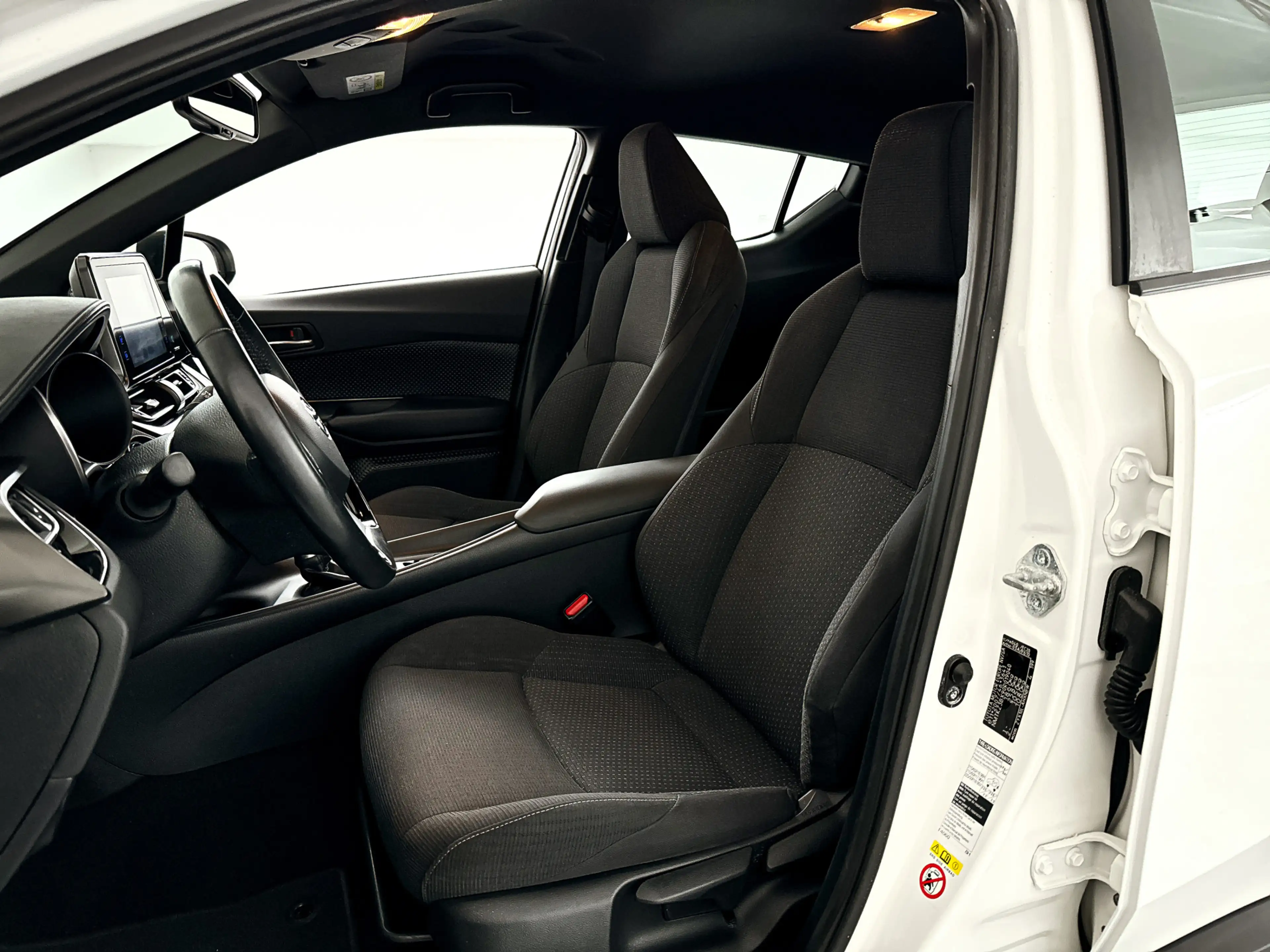 Toyota C-HR 1.8 Hybrid Dynamic | Panoramadak | Parkeercamera | — photo 6