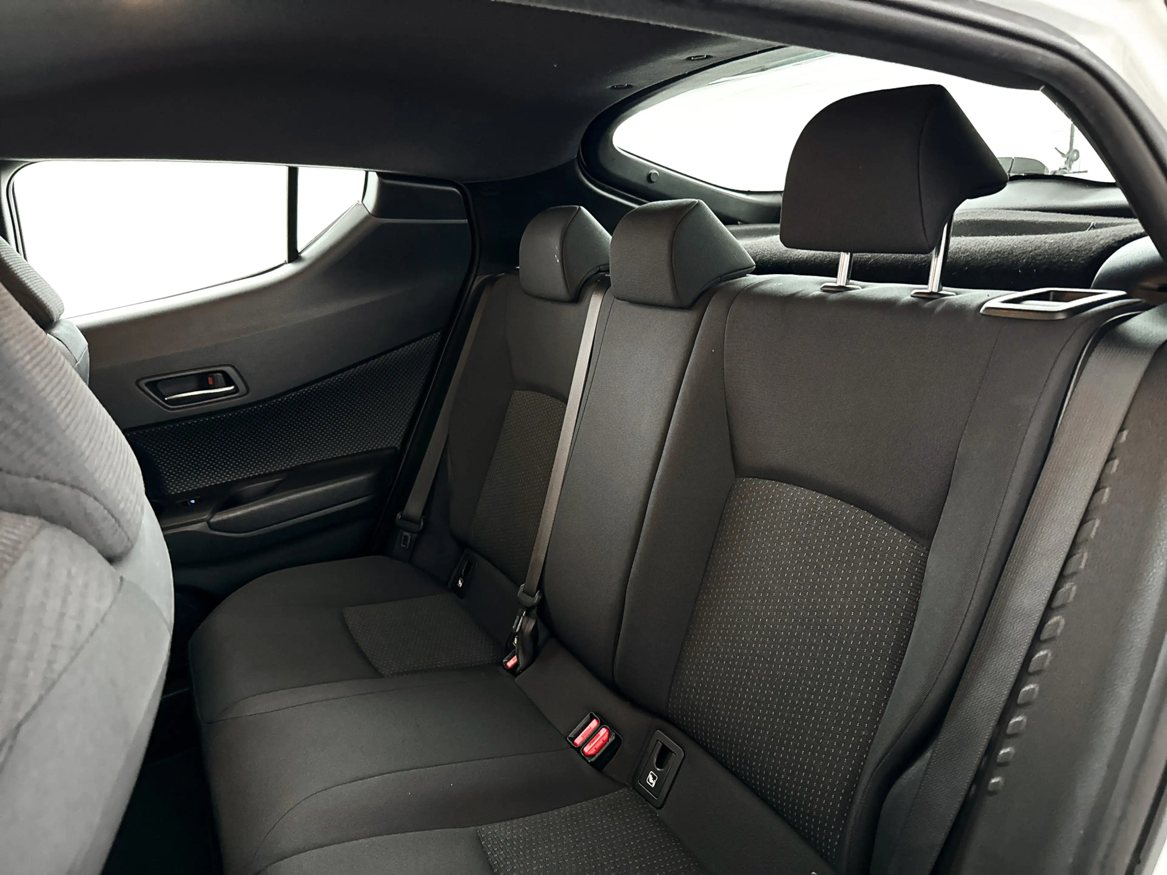 Toyota C-HR 1.8 Hybrid Dynamic | Panoramadak | Parkeercamera | — photo 11