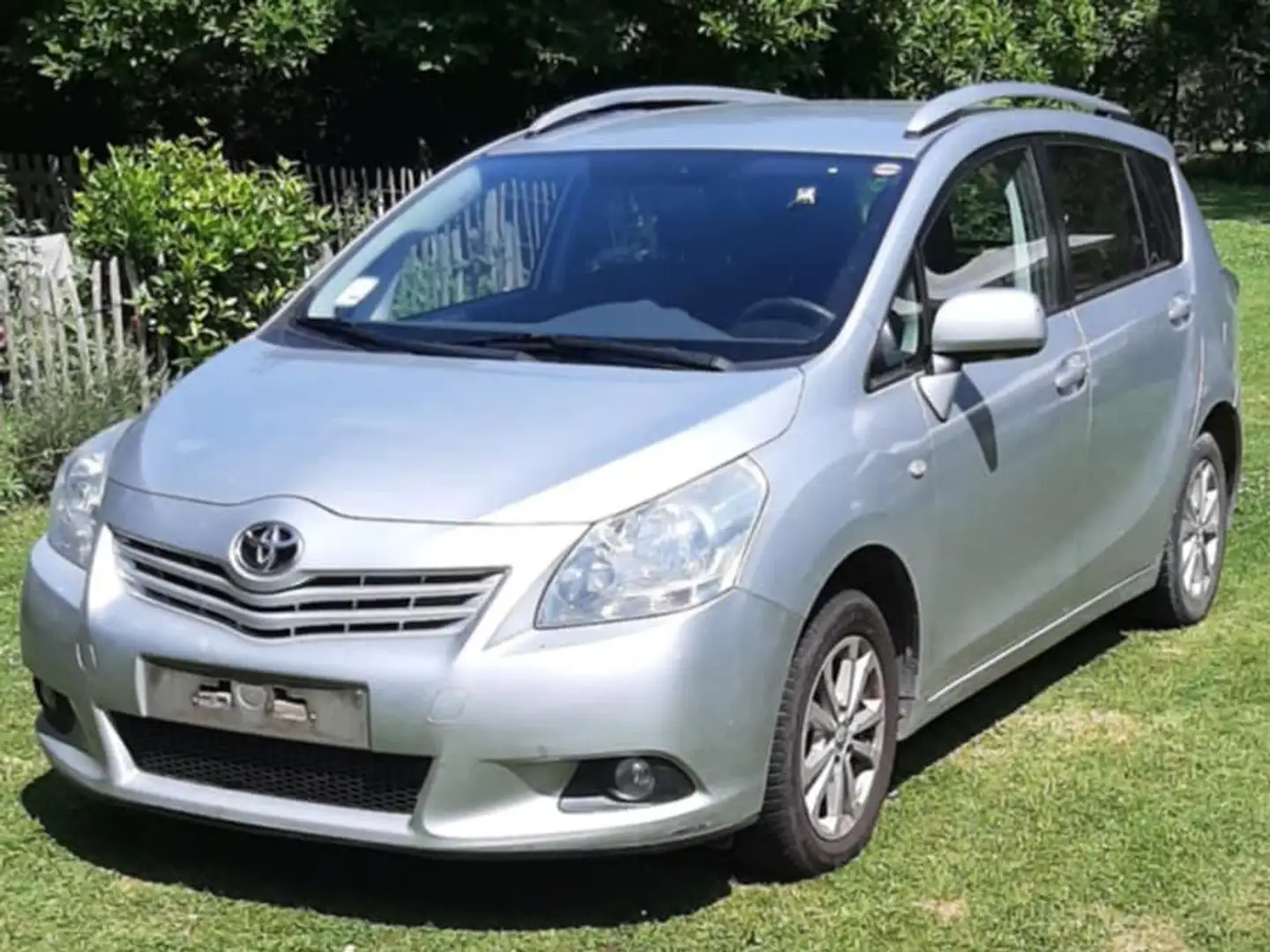 Toyota Verso Verso 1.6i Executive III 5pl. Gris - 1