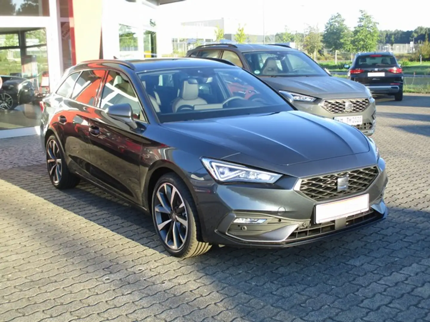 SEAT Leon Leon Sportstourer 1.5 eTSI ACT FR LED AHZV NAVI Grau - 2