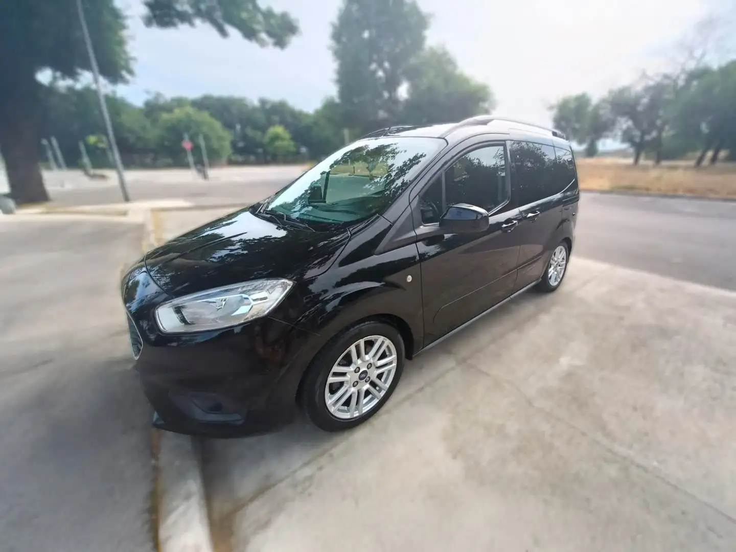 Ford Tourneo Courier 1.5TDCi Titanium 100 Negru - 2