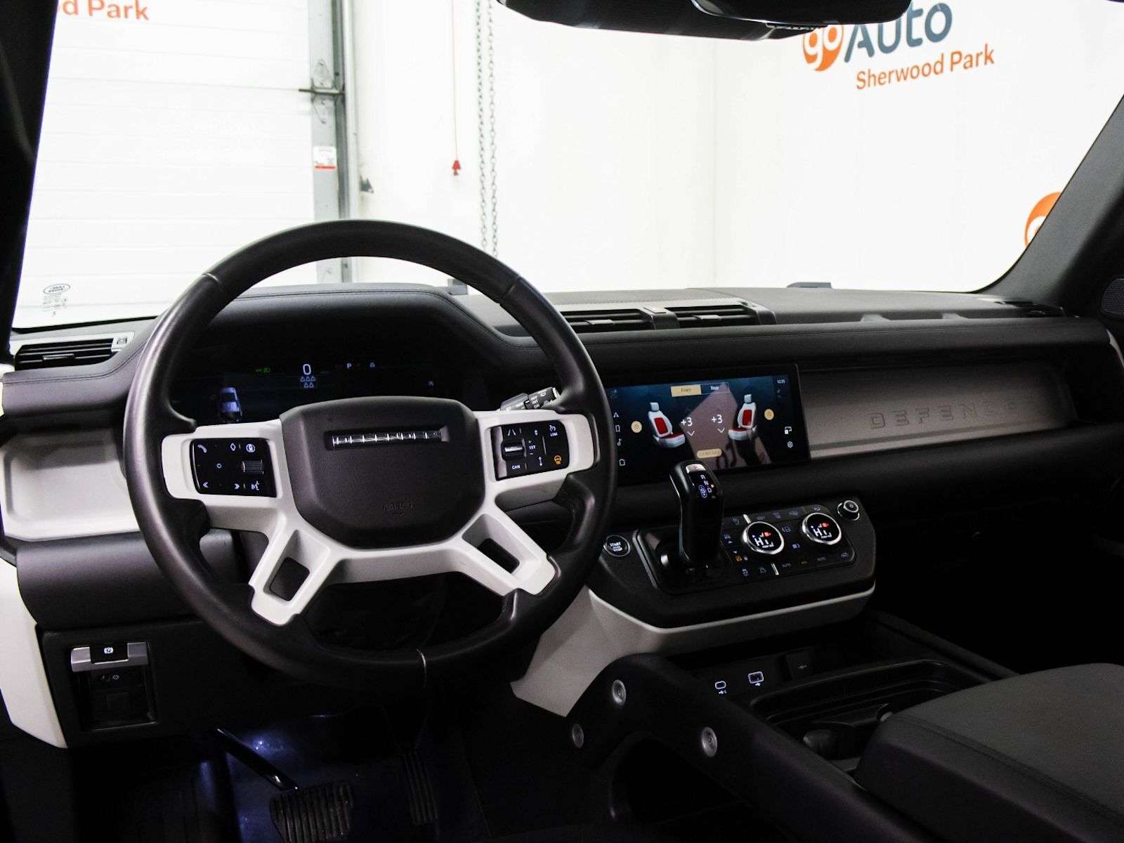2024 Land Rover Defender X-Dynamic SE thumb 16
