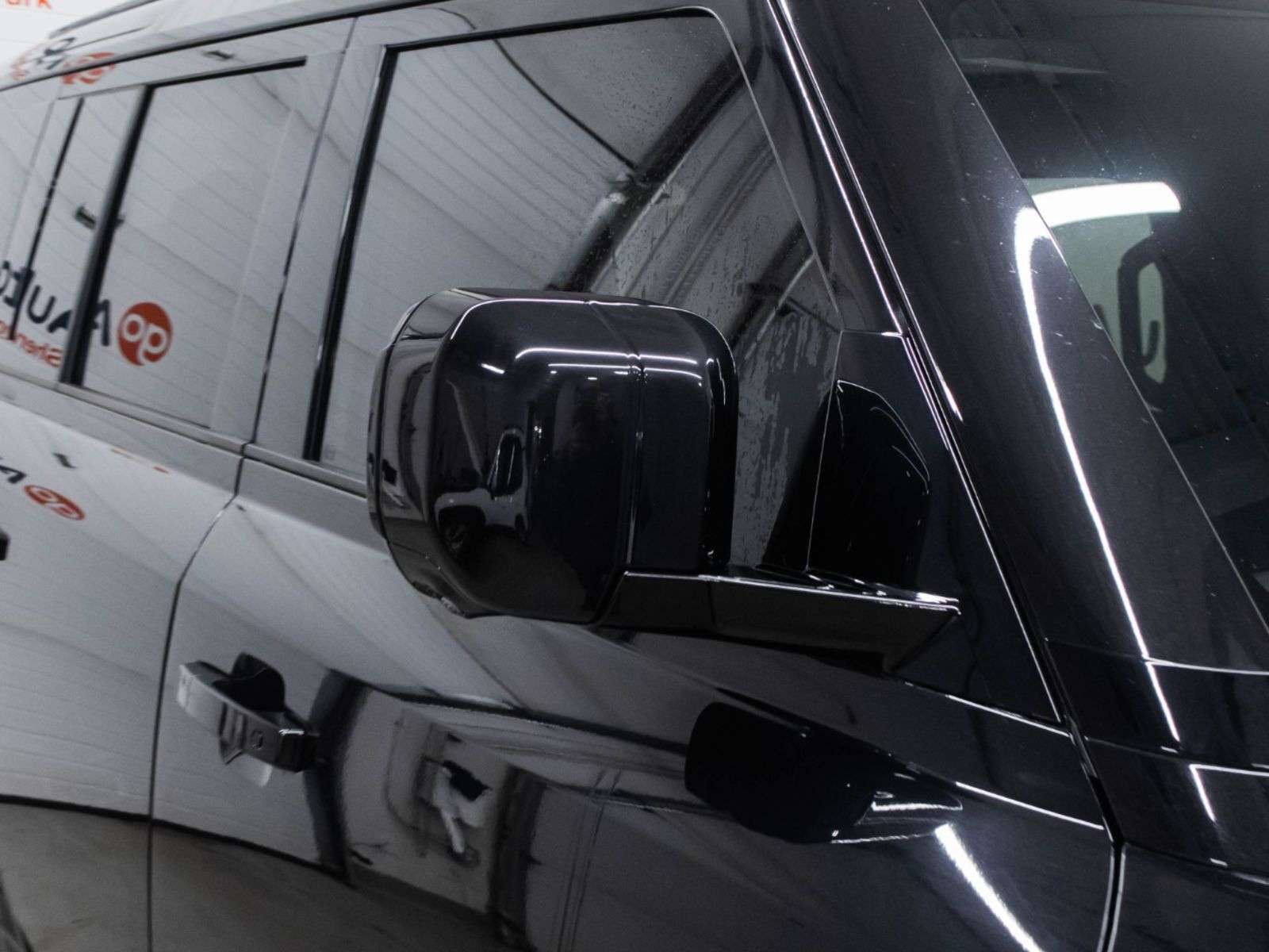 2024 Land Rover Defender X-Dynamic SE thumb 7