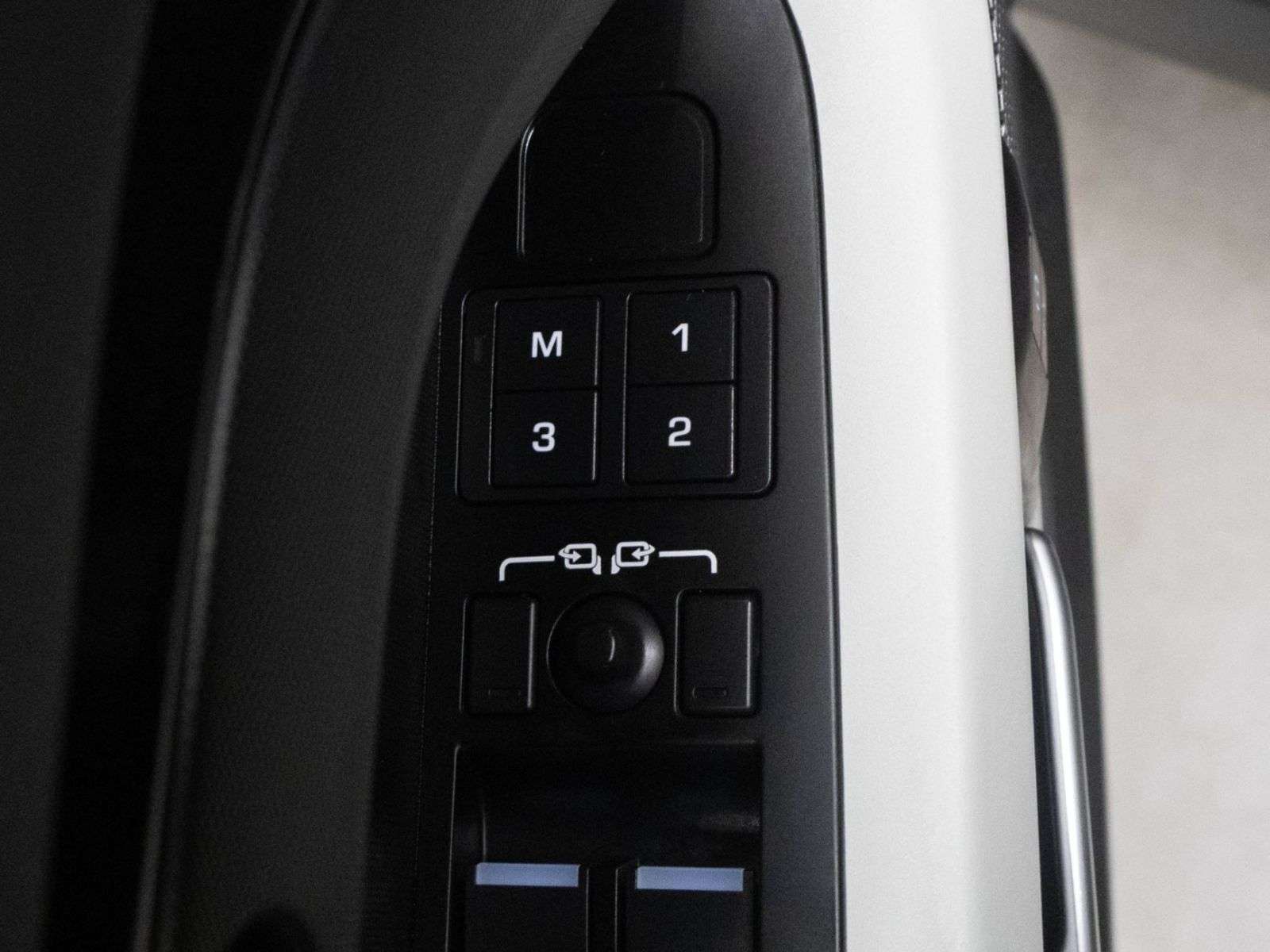 2024 Land Rover Defender X-Dynamic SE thumb 10