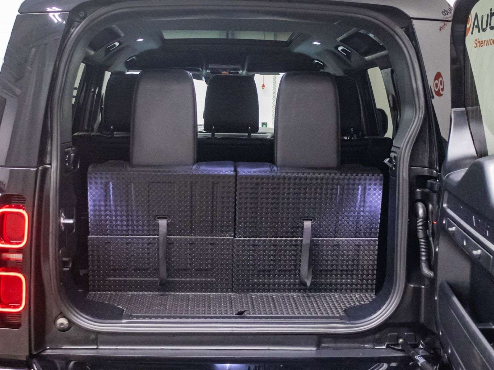 2024 Land Rover Defender X-Dynamic SE thumb 9