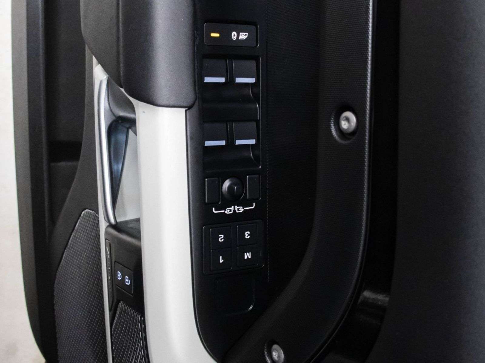 2024 Land Rover Defender X-Dynamic SE thumb 11