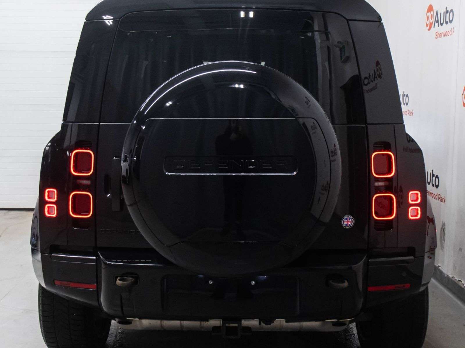 2024 Land Rover Defender X-Dynamic SE alt 4