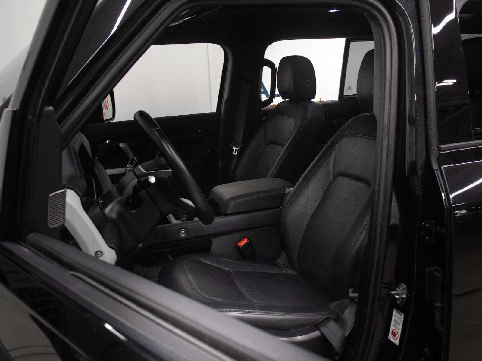 2024 Land Rover Defender X-Dynamic SE thumb 13