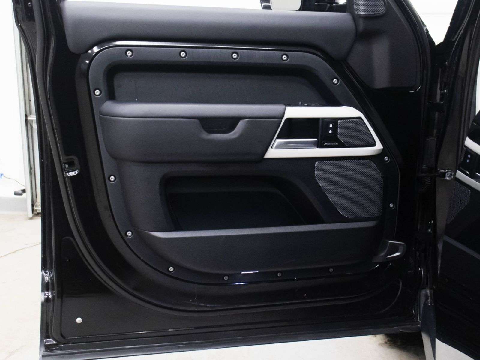 2024 Land Rover Defender X-Dynamic SE thumb 12