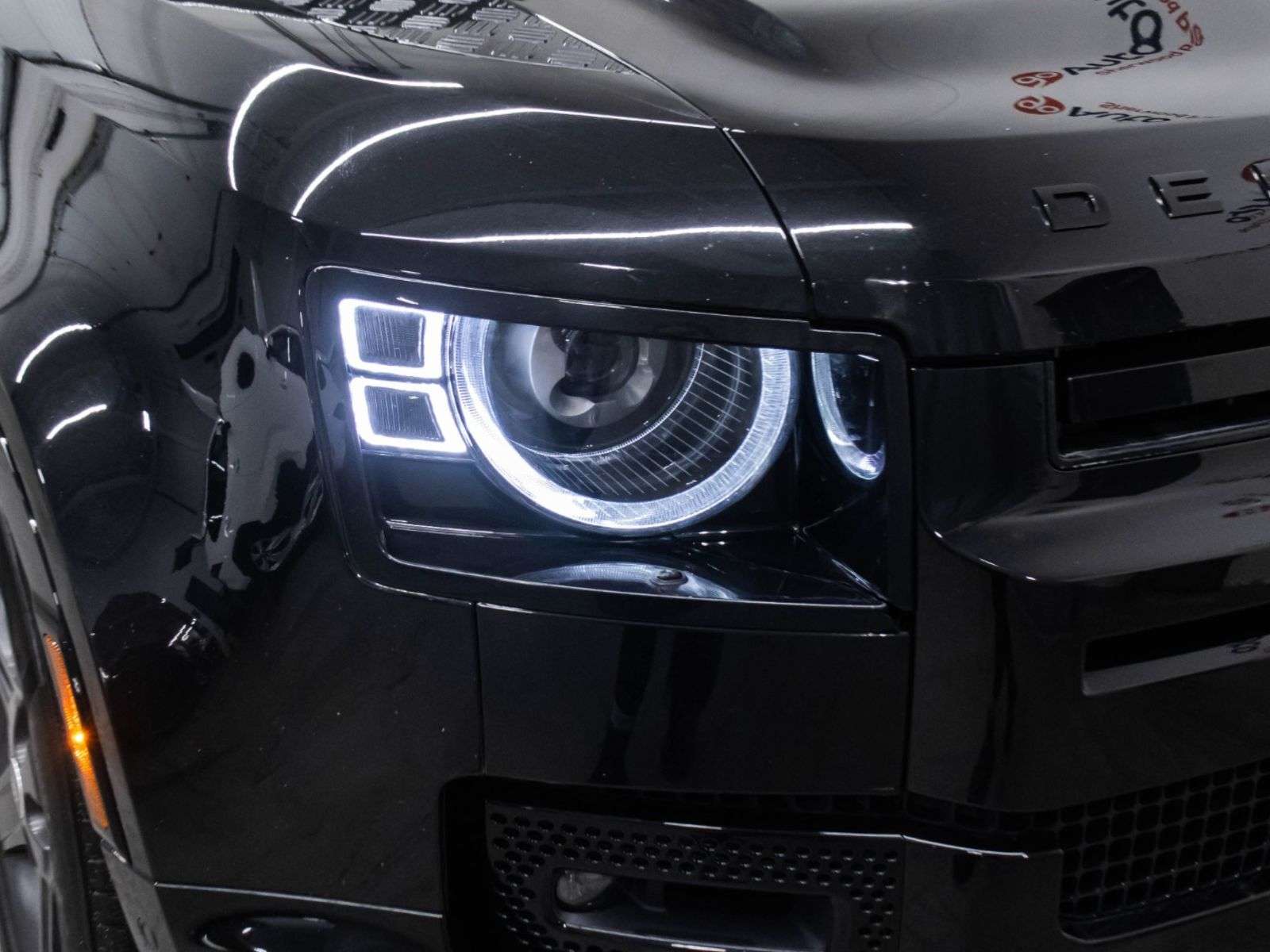2024 Land Rover Defender X-Dynamic SE alt 5