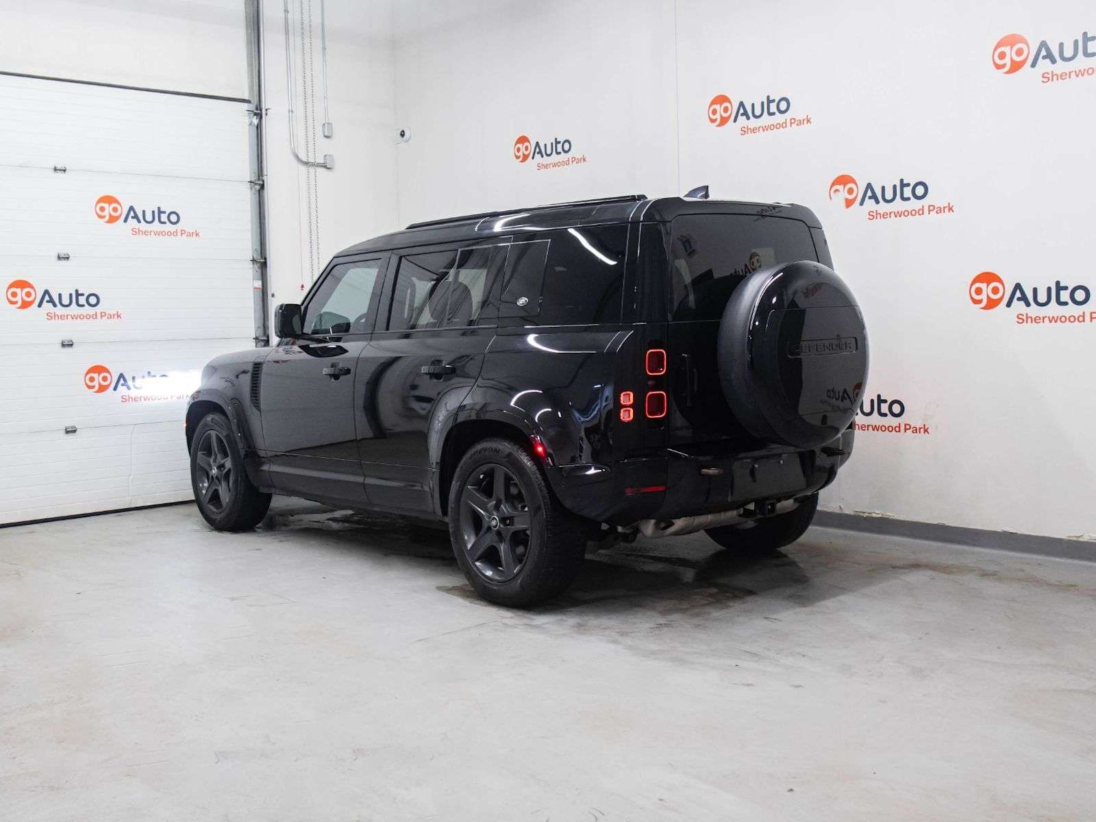 2024 Land Rover Defender X-Dynamic SE alt 3