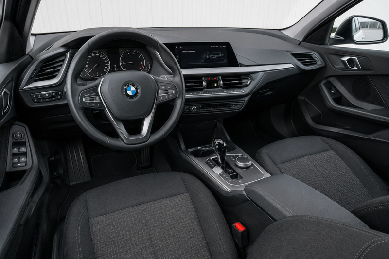 BMW 118 iA F40 ADVANTAGE — photo 3