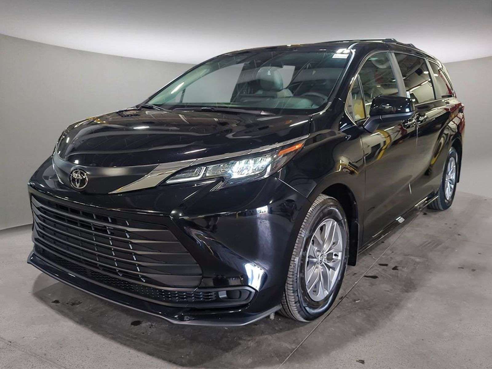 2026 Toyota Sienna XLE FWD HYBRID; DEMO SPECIAL!! LEATHER, SUNROOF, H
