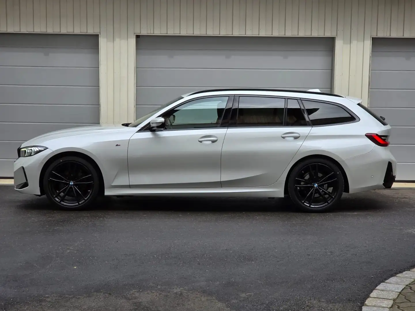 BMW 320 d Touring xDrive M Sport 19" AHK Kamera Shadow Weiß - 2