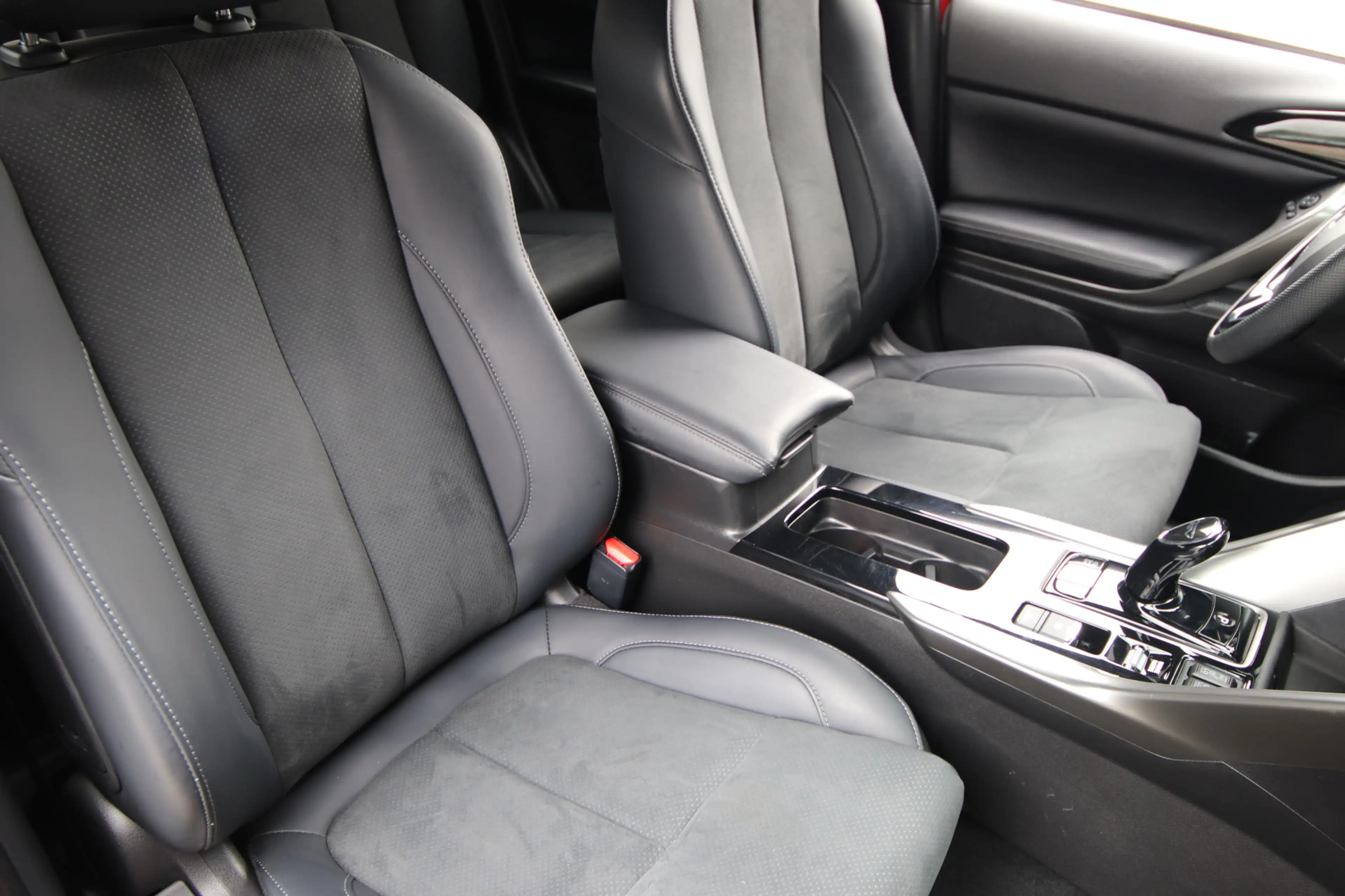 Mitsubishi Eclipse Cross 2.4 PHEV Black Edition Red Diamond — photo 4