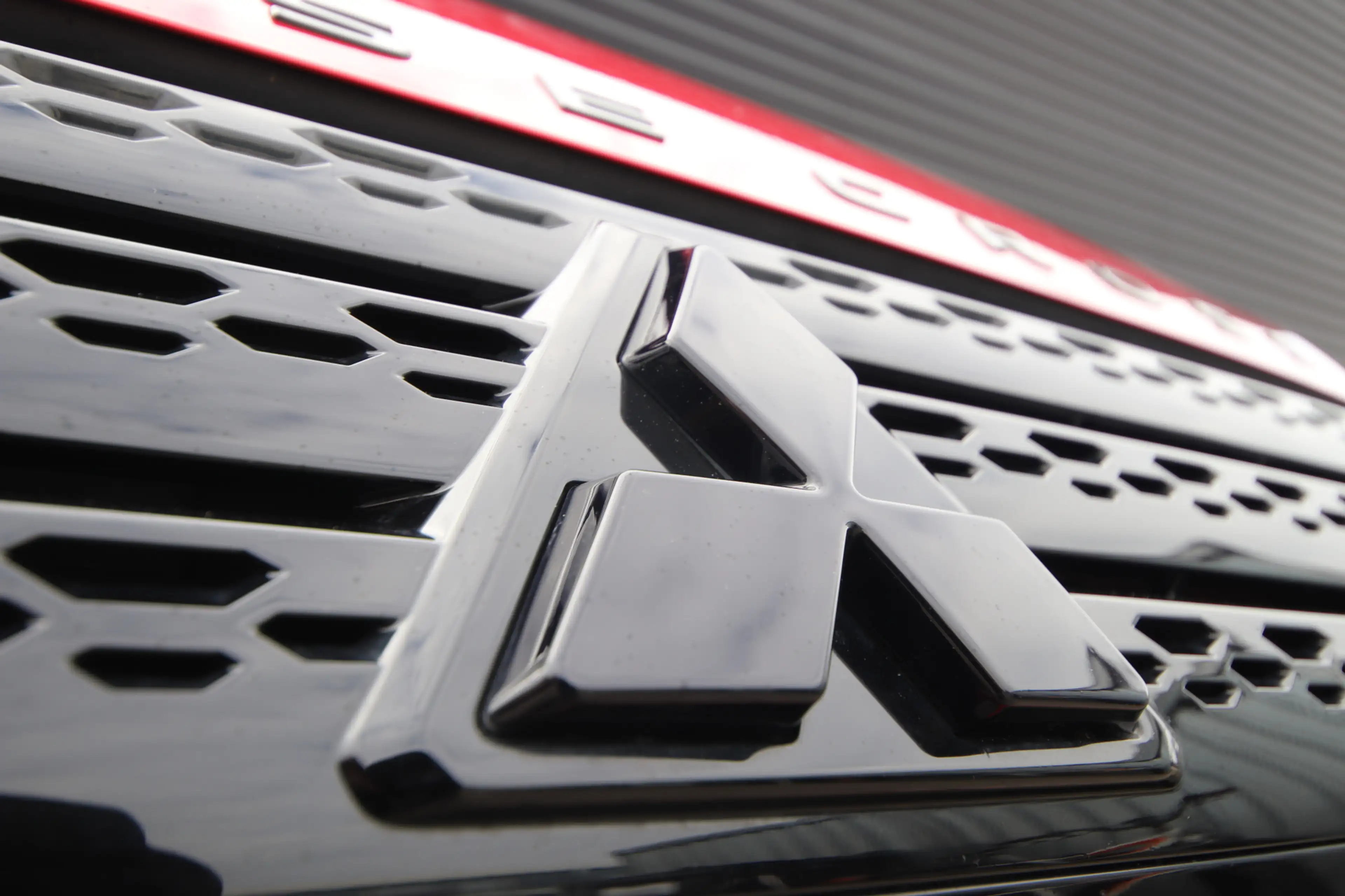 Mitsubishi Eclipse Cross 2.4 PHEV Black Edition Red Diamond — photo 13