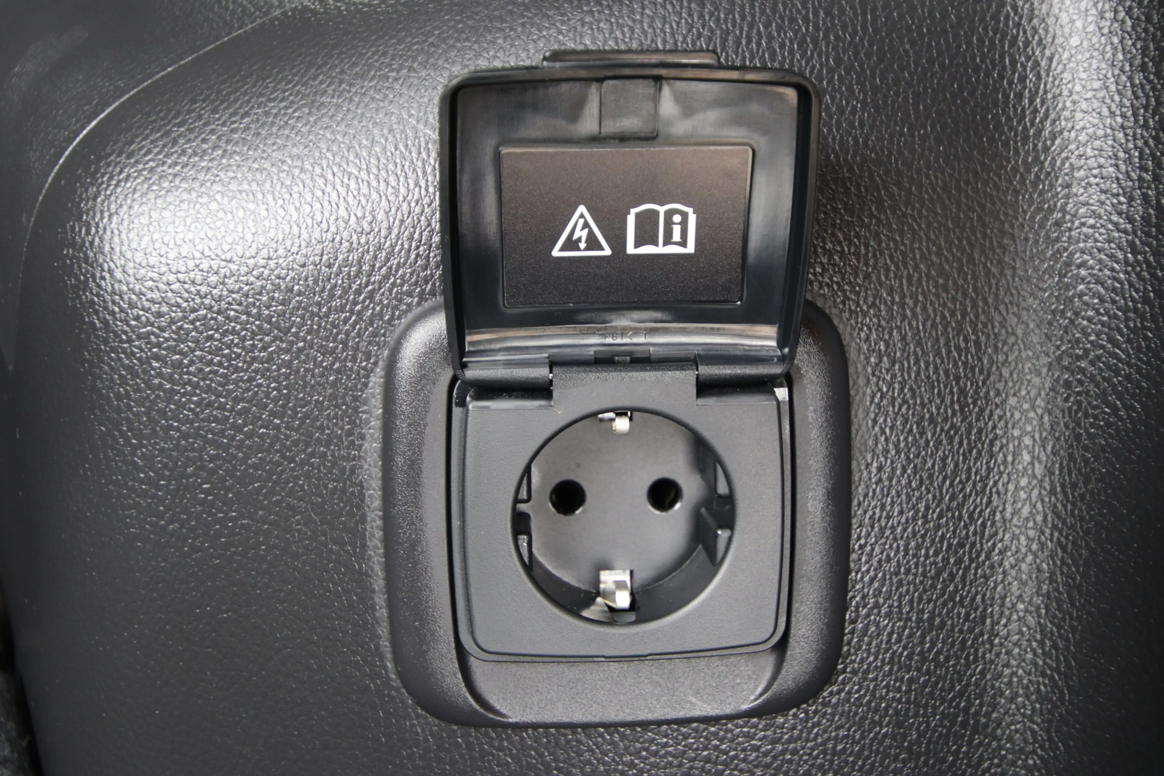 Mitsubishi Eclipse Cross 2.4 PHEV Black Edition Red Diamond — photo 11