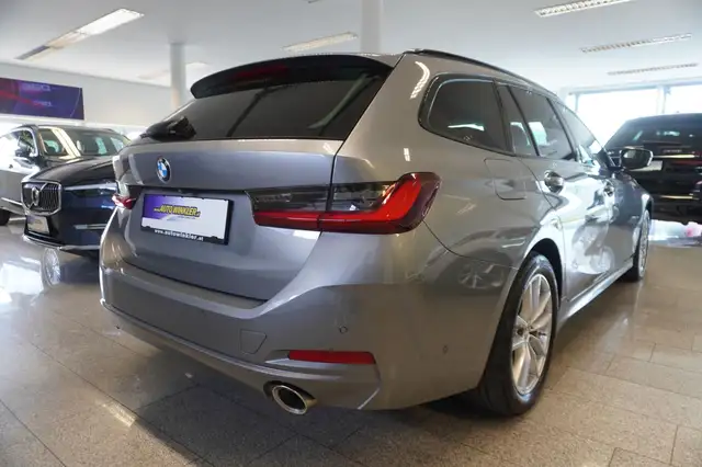 BMW 3 Series view 5