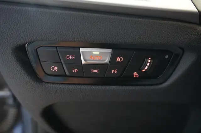 BMW 3 Series view 14
