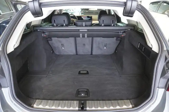 BMW 3 Series view 10