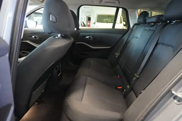 BMW 3 Series view 9