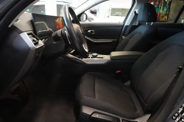BMW 3 Series view 8